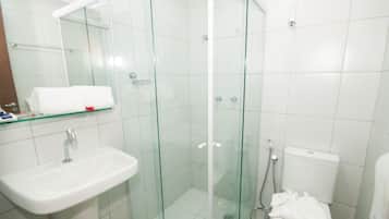 Kamar Double | Kamar mandi | Shower, pengering rambut, handuk, dan sabun