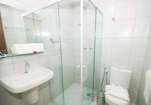 Room 1 queen bed ou 2 single beds | Bathroom | Shower, hair dryer, towels, soap - Hotel Enseada Boa Viagem (Recife)