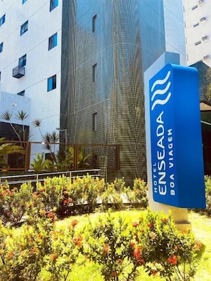A hotel sign with the name 'ENSEADA' and 'BOA VIAGEM' indicating the hotel chain and location. - Hotel Enseada Boa Viagem (Recife)