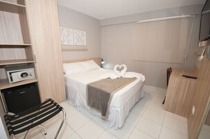 Frigobar, cofres nos quartos, escrivaninha, Wi-Fi de cortesia