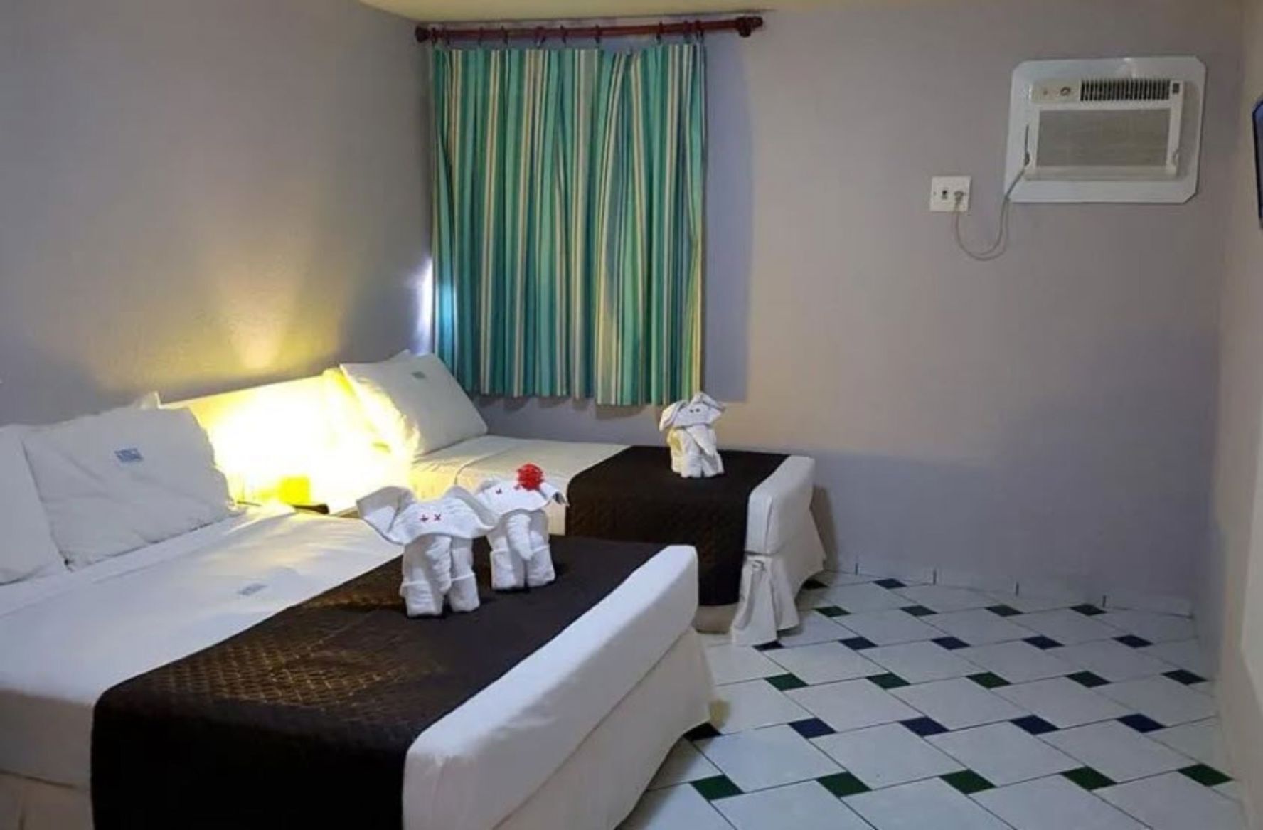 Minibar, bureau, Wi-Fi gratuit, draps fournis