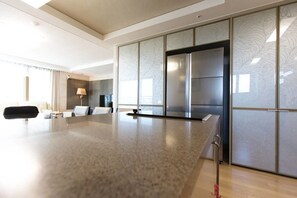 In-room dining - Good Time Guest House Incheon Airport - Hostel (Incheon)