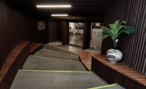 Interior entrance - Hotel Crown Itaewon (Seoul)