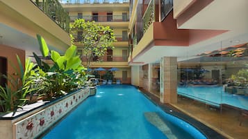 Hồ bơi ngoài trời