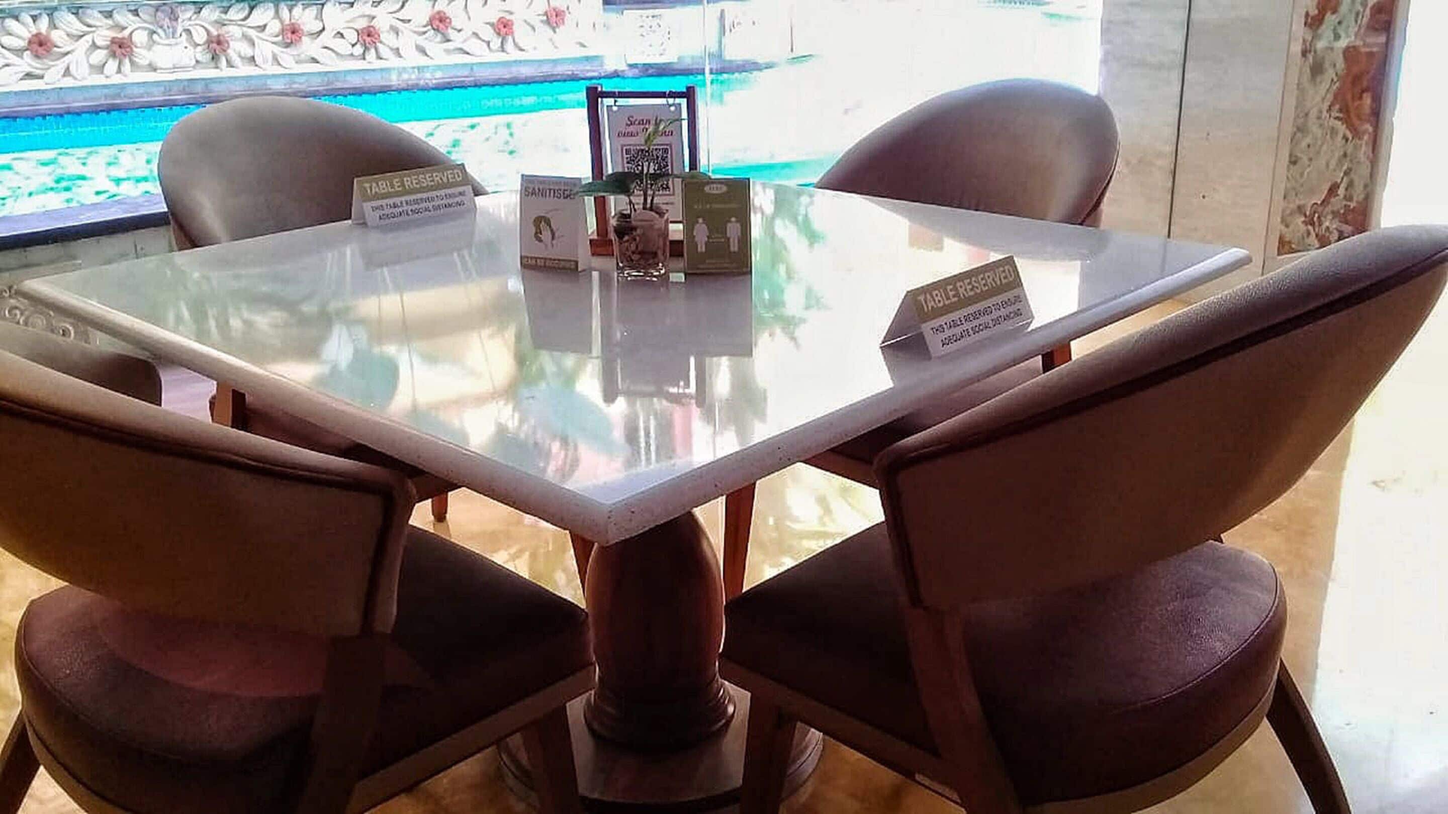 breakfast, lunch, dinner served; international cuisine