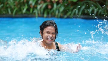 Une personne dans une piscine, l’eau éclaboussant tout autour.