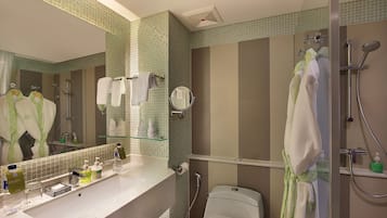 Dusj, toalettartikler (inkludert), hårføner og badekåper