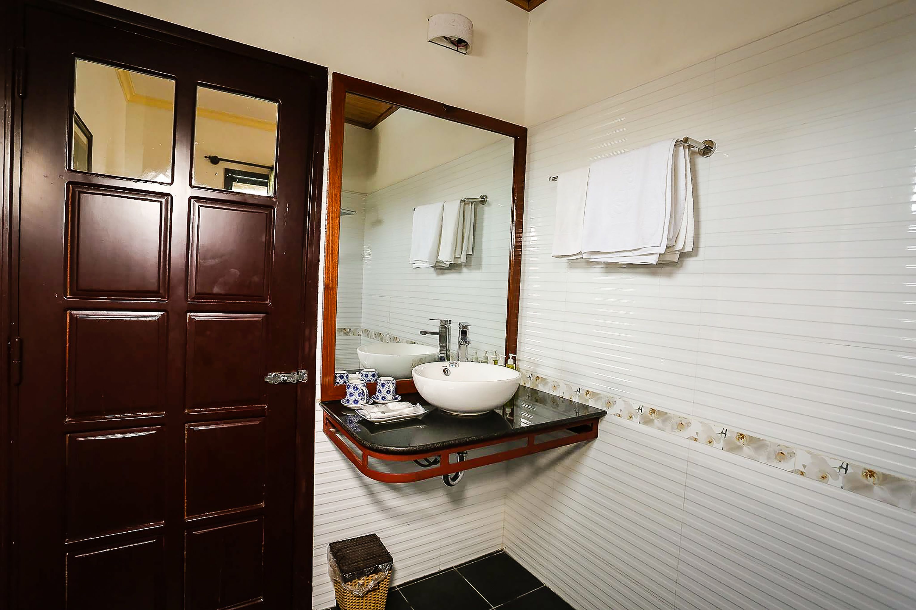 deluxe room, 1 double bed, garden view | bathroom | shower, free toiletries, hair dryer, slippers