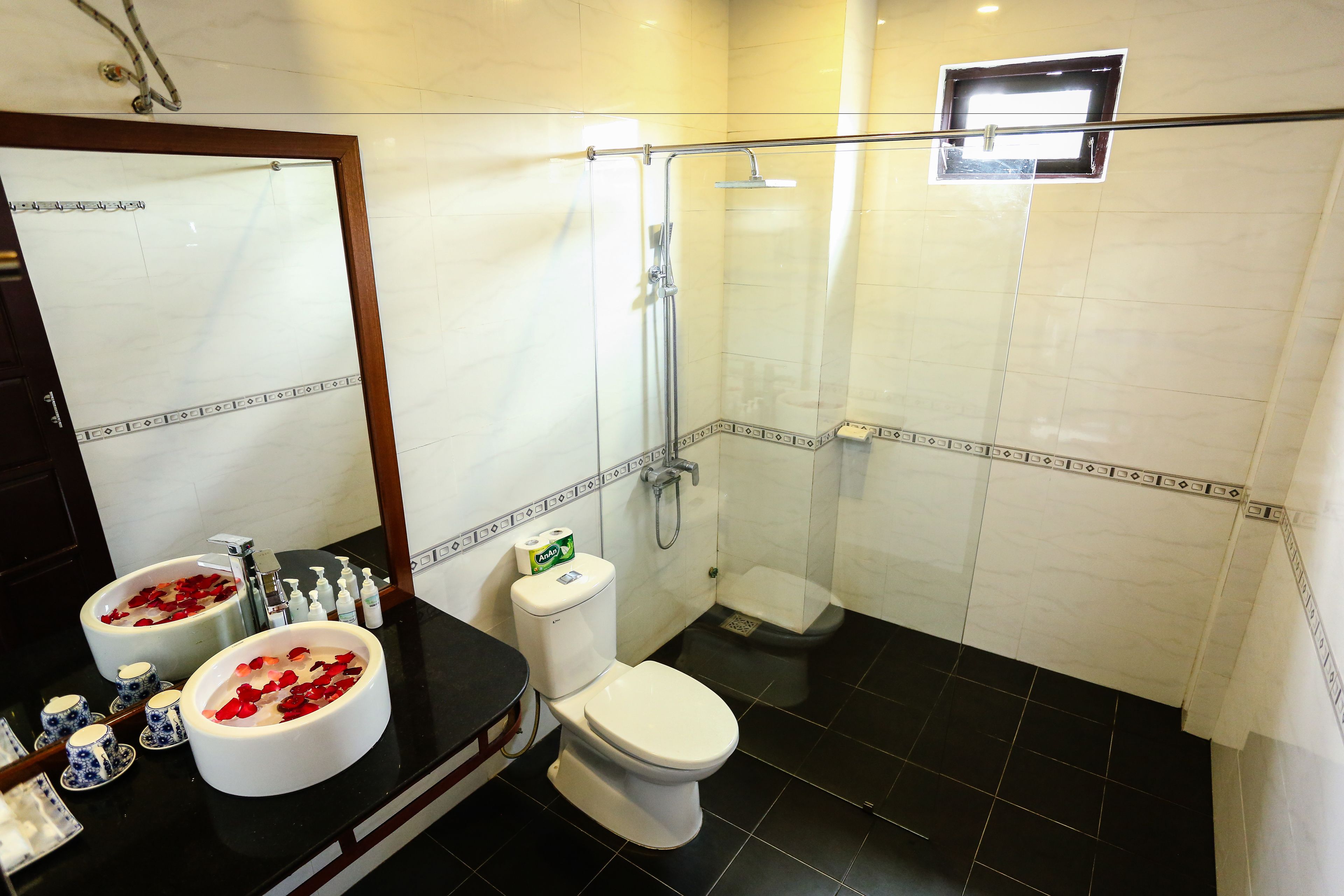 superior room, 1 double bed | bathroom | shower, free toiletries, hair dryer, slippers