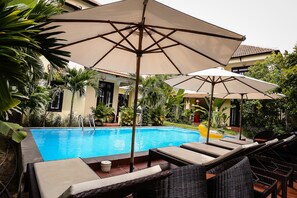 Outdoor pool, pool loungers - Hoi An Holiday Villa (Da Nang)