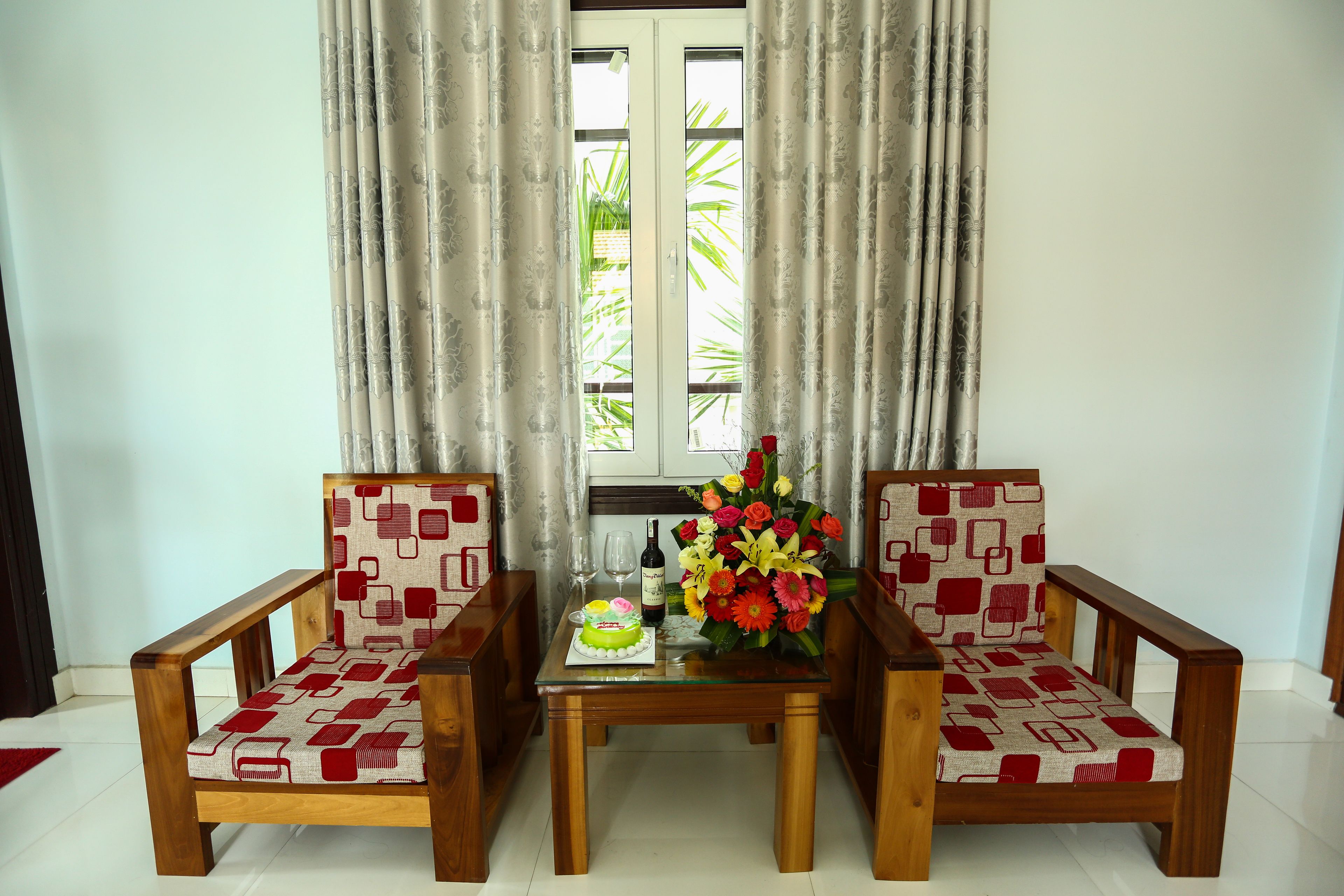superior room, 1 double bed | living area | flat-screen tv
