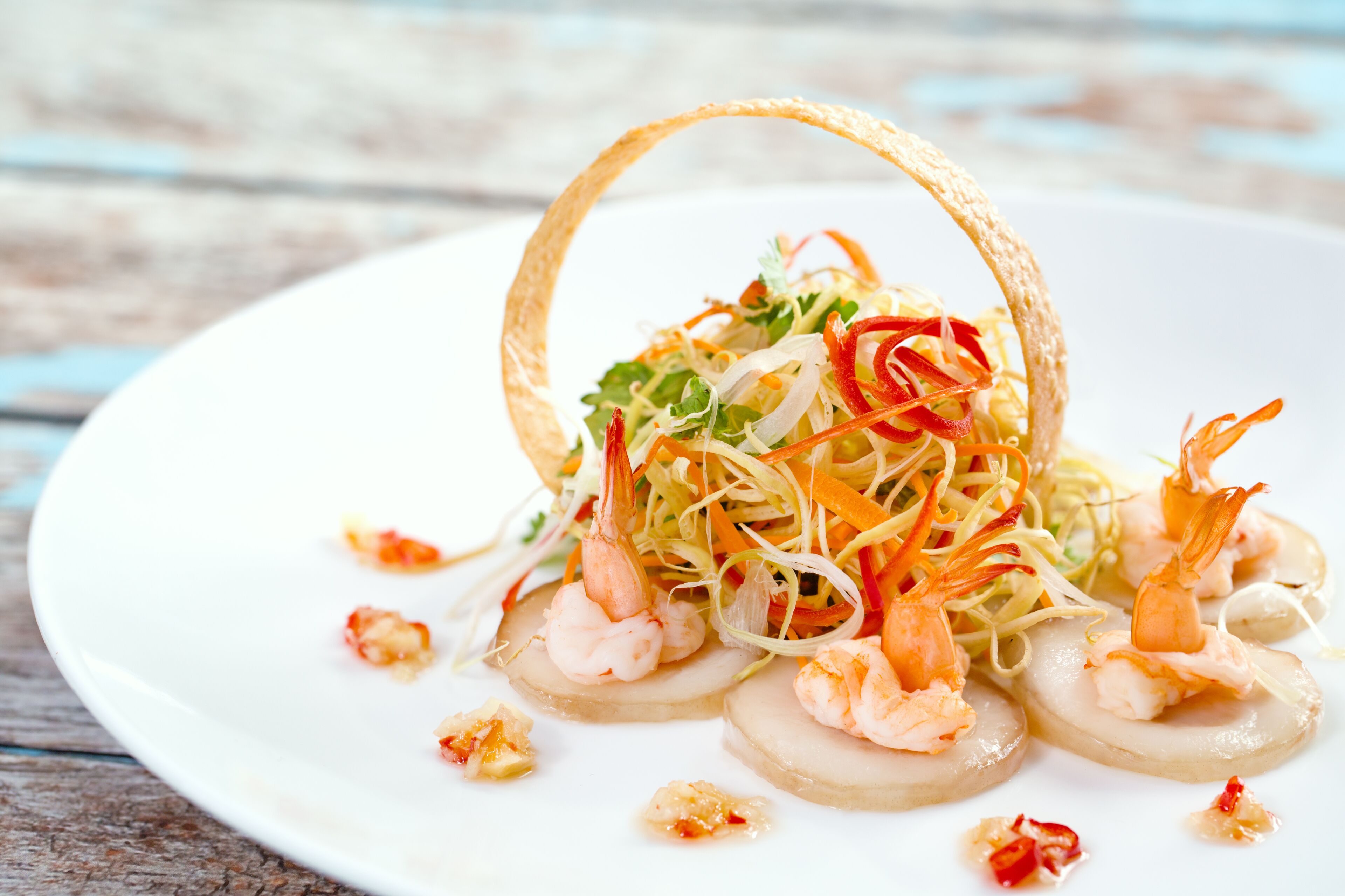 Une assiette de nourriture contenant des crevettes et des légumes.