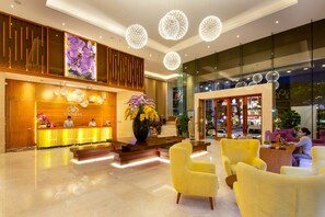 Lobby sitting area - Vanda Hotel (Da Nang)