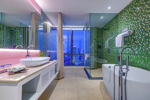 Suite Grand, 1 cama de matrimonio grande | Baño | Ducha y cabezal de ducha tipo lluvia
