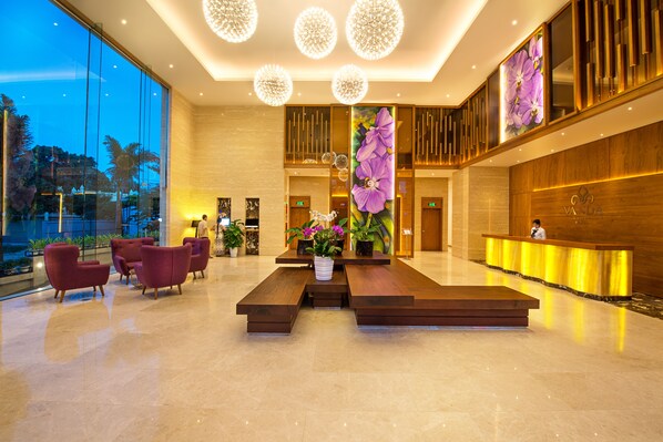 Lobby sitting area - Vanda Hotel (Da Nang)