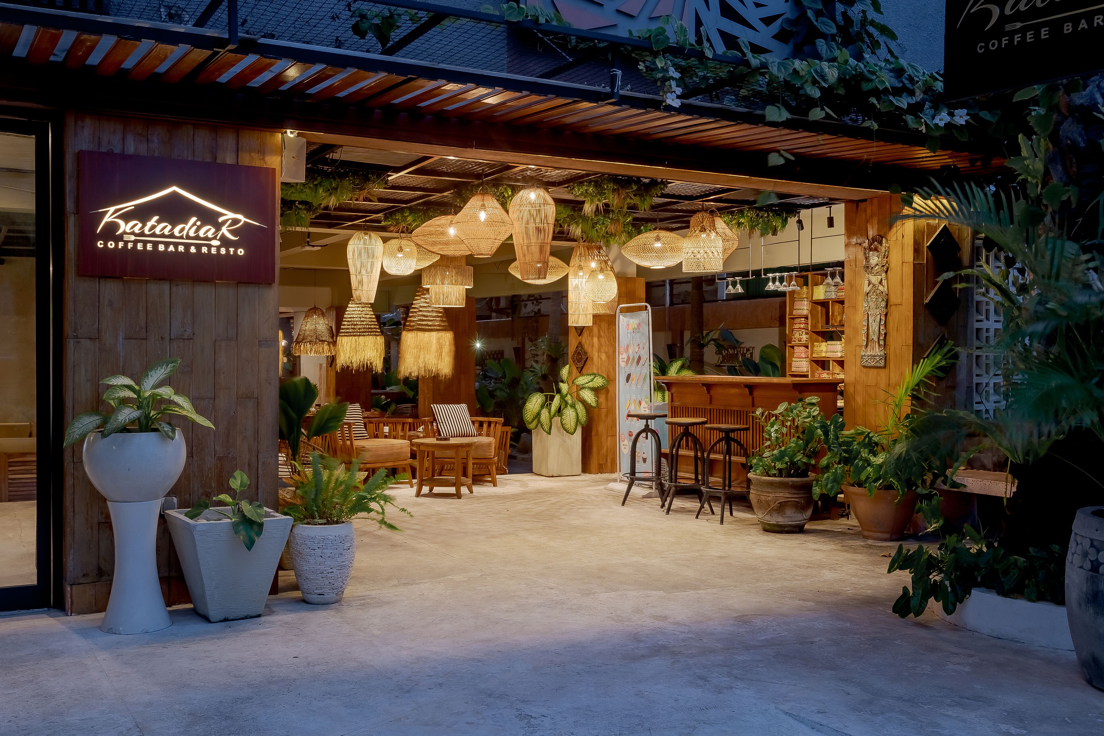 2 restaurants, breakfast, lunch, dinner served; international cuisine 