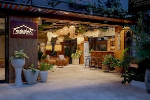 2 restaurants, spécialités Cuisine internationale