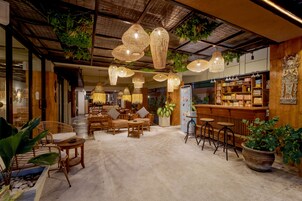 2 restaurants; breakfast, lunch, and dinner served