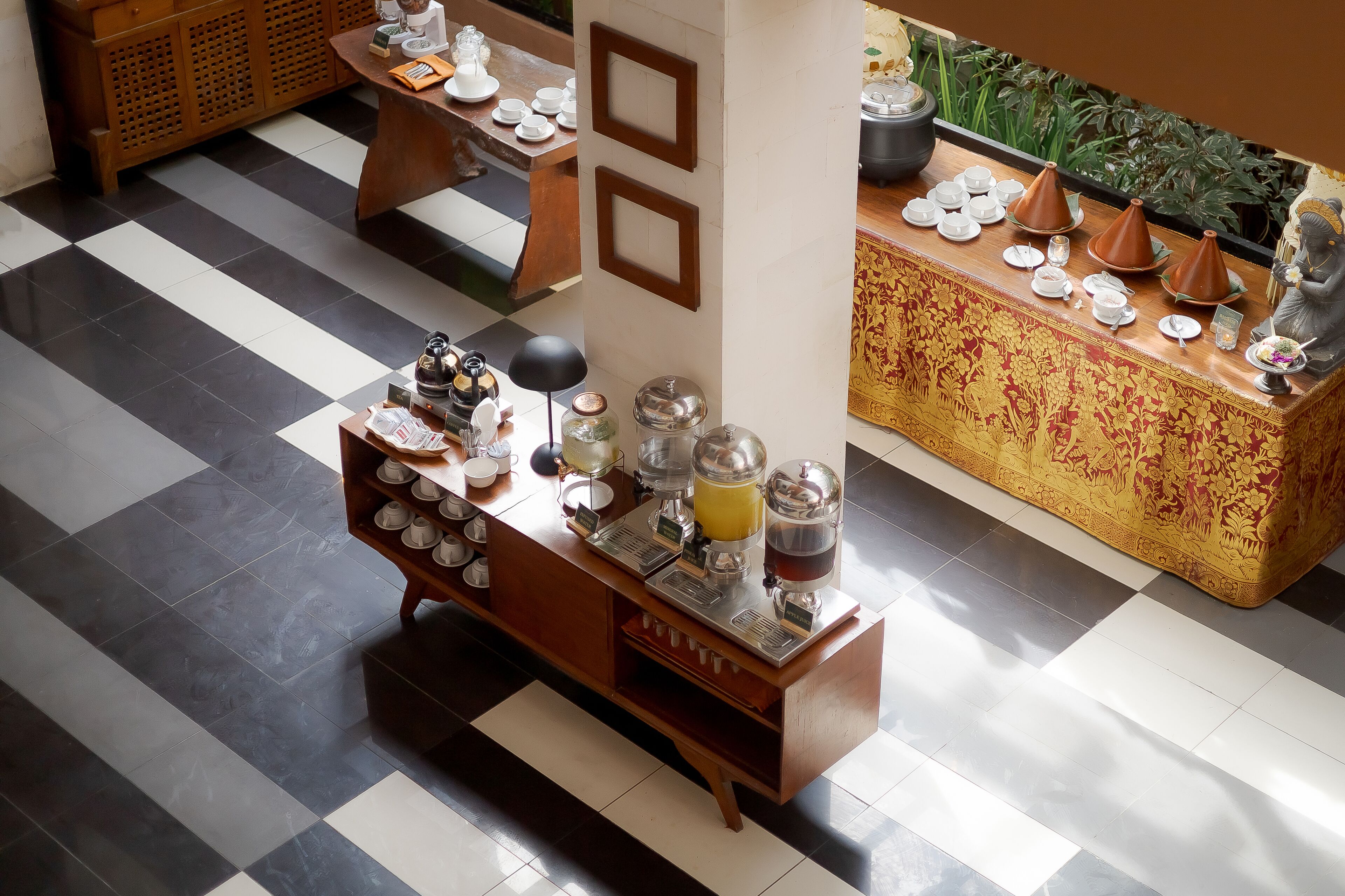 Bữa sáng buffet hàng ngày (140000 IDR/mỗi người) 