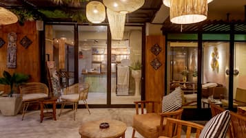2 restaurants, breakfast, lunch, dinner served; international cuisine