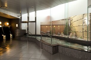 Indoor spa tub