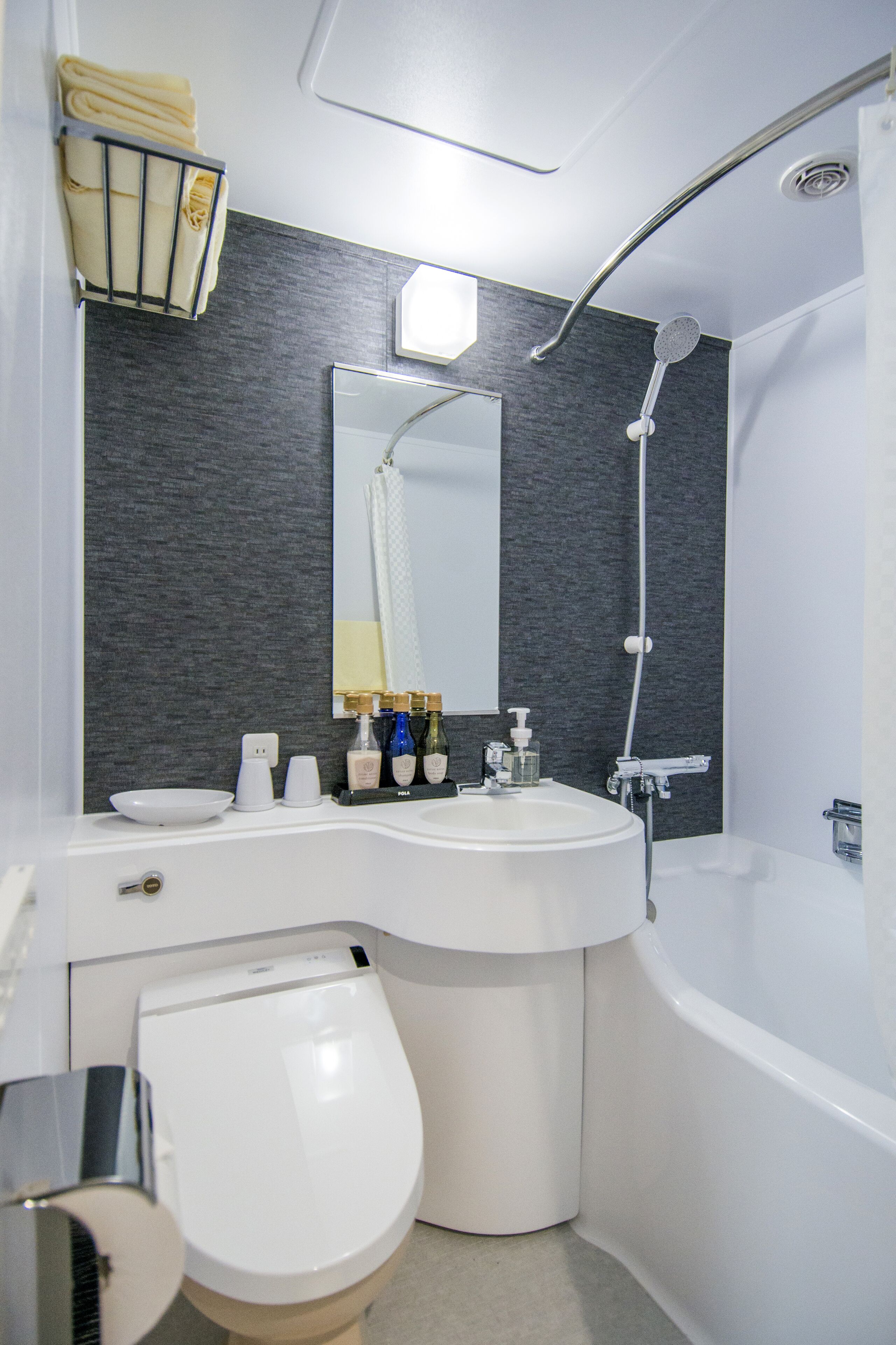 combined shower/bathtub, free toiletries, hair dryer, slippers