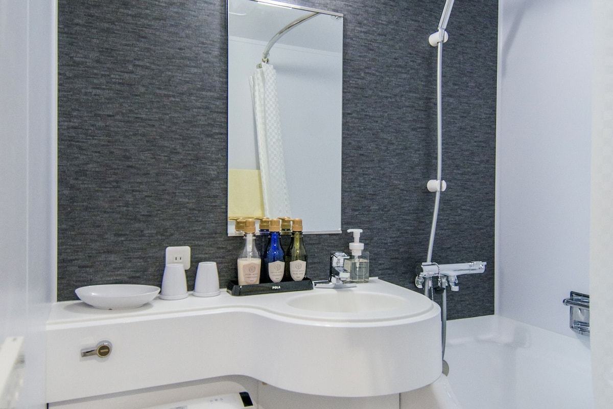 combined shower/bathtub, free toiletries, hair dryer, slippers