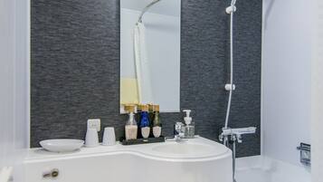 Bañera con ducha, artículos de tocador gratuitos, secador de pelo