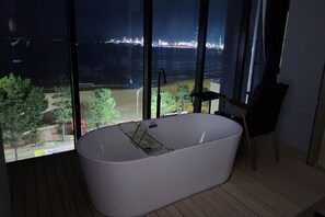 Blackout drapes, free WiFi, bed sheets