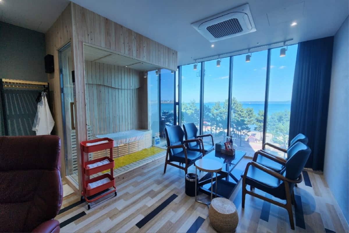 Suite Family Party, Ocean View | Blackout drapes, WiFi (free), bed sheets