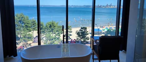 Blackout drapes, free WiFi, bed sheets