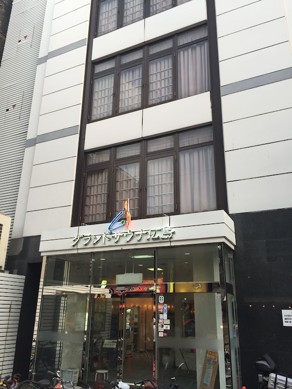 A building with a glass storefront and a sign in a foreign language.