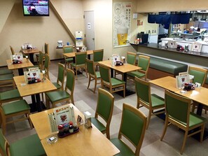 Serveert ontbijt, lunch, diner, Japanse gerechten 