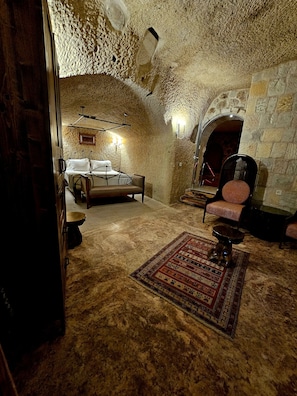Pool Suite | 1 bedroom, Egyptian cotton sheets, premium bedding, in-room safe