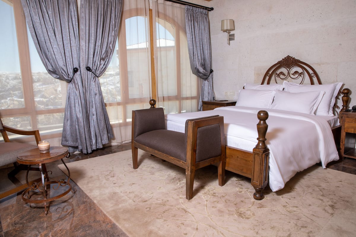 Deluxe King Room | 埃及棉床單、高級寢具、房內夾萬、書桌