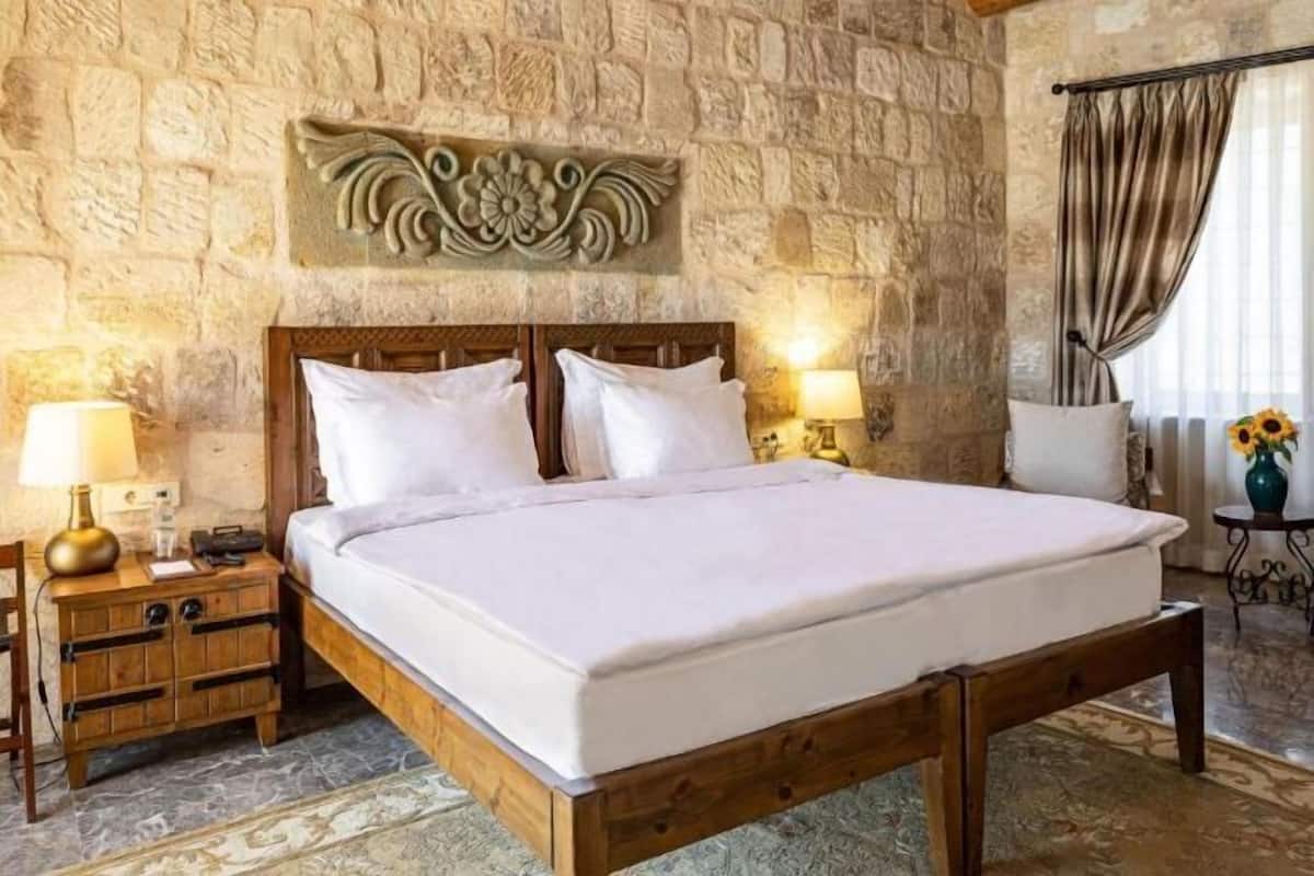 Egyptian cotton sheets, premium bedding, in-room safe