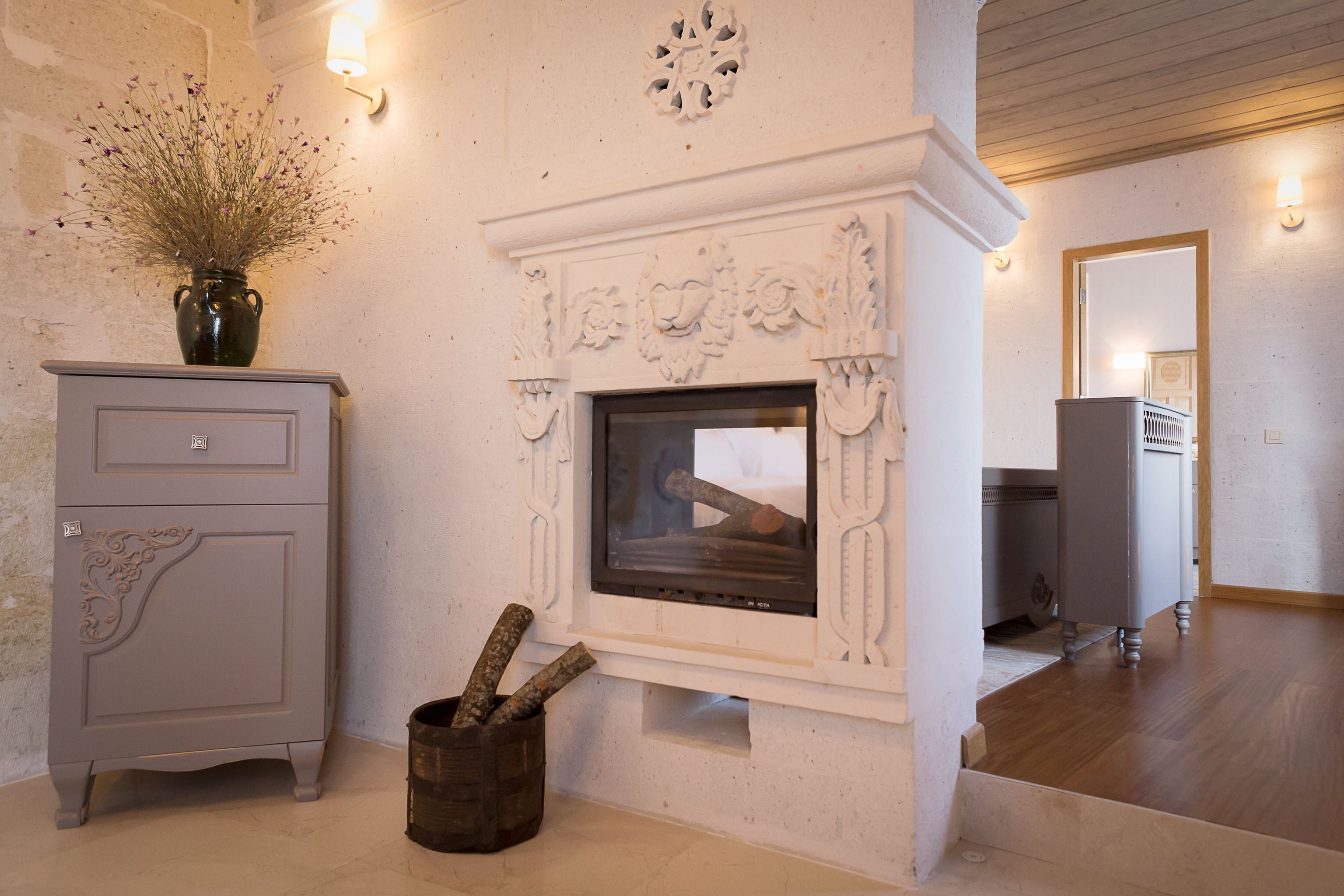 Una habitación con chimenea, un armario y un espejo.