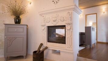 Una habitación con chimenea, un armario y un espejo.