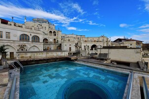 Innenpool, Außenpool, geöffnet von 10:00 Uhr bis 20:00 Uhr, Liegestühle