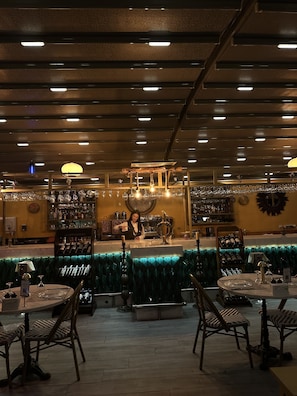 Petit déjeuner, déjeuner et dîner servis sur place