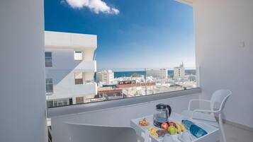 Breakfast, lunch and dinner served