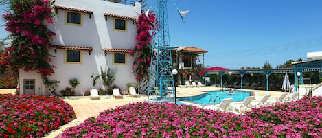 Piscine extérieure, chaises longues