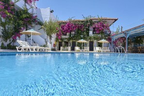 Piscine extérieure, chaises longues