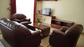 Business Studio, 1 Queen Bed, Balcony, Garden View | In-room dining