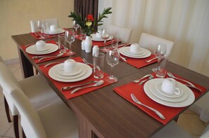 City Apartment, 2 Bedrooms, Balcony | In-room dining