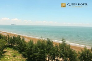 Private beach, free beach shuttle, beach volleyball - Queen Hotel Thanh Hoa (Hoang Hoa)