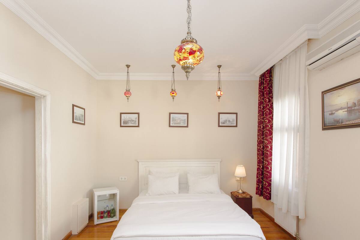 Premium bedding, WiFi (free)