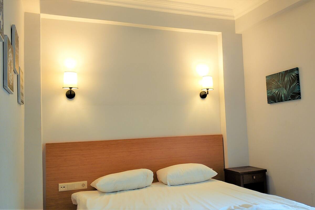 Premium bedding, WiFi (free)