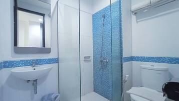 Tomannsrom – standard | Bad | Dusj, toalettartikler (inkludert), hårføner og tøfler