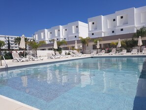 Outdoor pool, pool umbrellas, sun loungers - L' Eros Hotel (Ayia Napa)